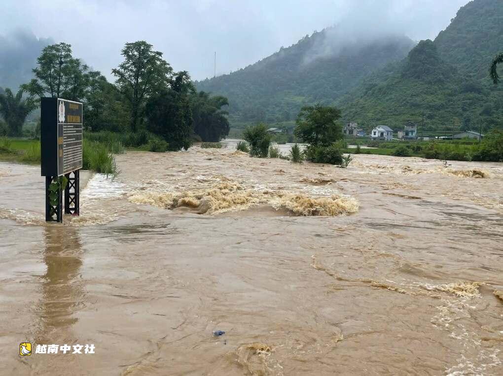 越南北部持續暴雨，山洪和滑坡風險升高