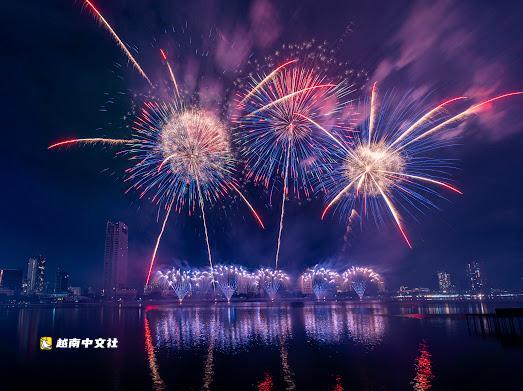 澳大利亞和葡萄牙煙花照亮越南峴港的夜空