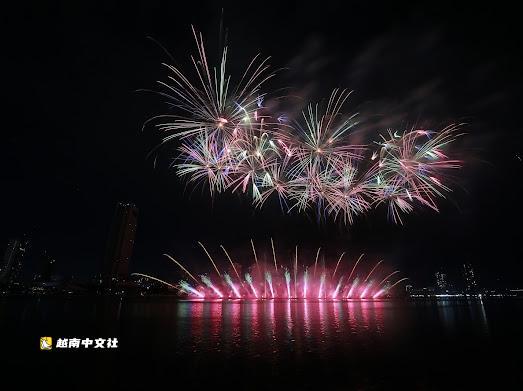 澳大利亞和葡萄牙煙花照亮越南峴港的夜空