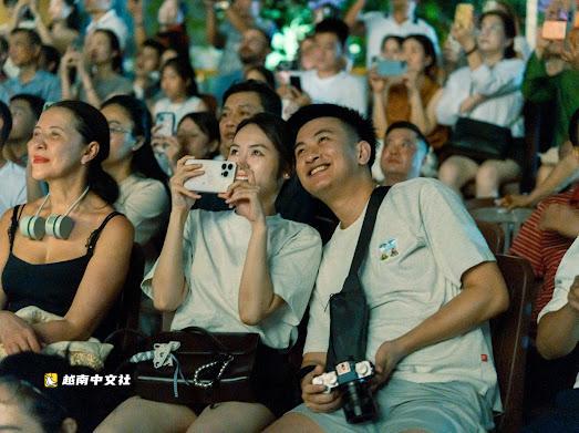 澳大利亞和葡萄牙煙花照亮越南峴港的夜空