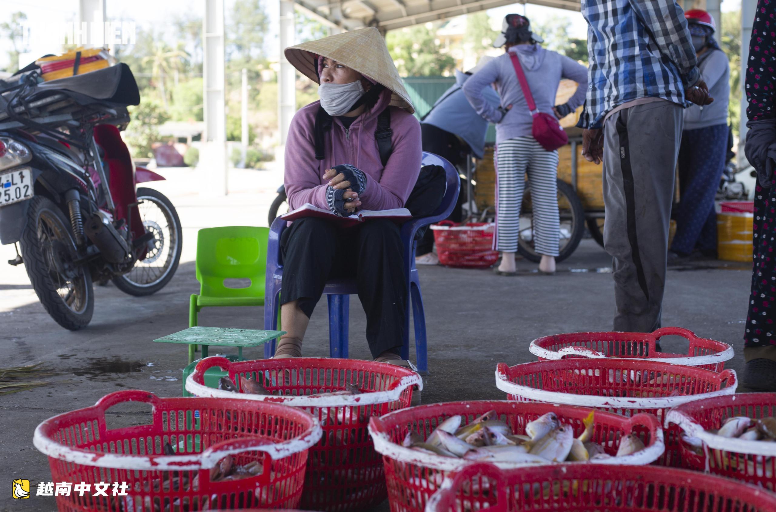 越南Cửa Tùng魚市吸引眾多遊客前來購買新鮮海鮮