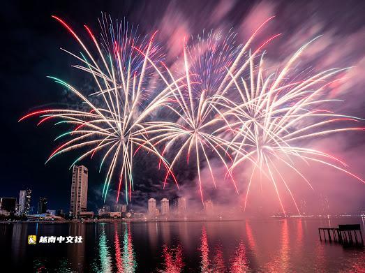 澳大利亞和葡萄牙煙花照亮越南峴港的夜空