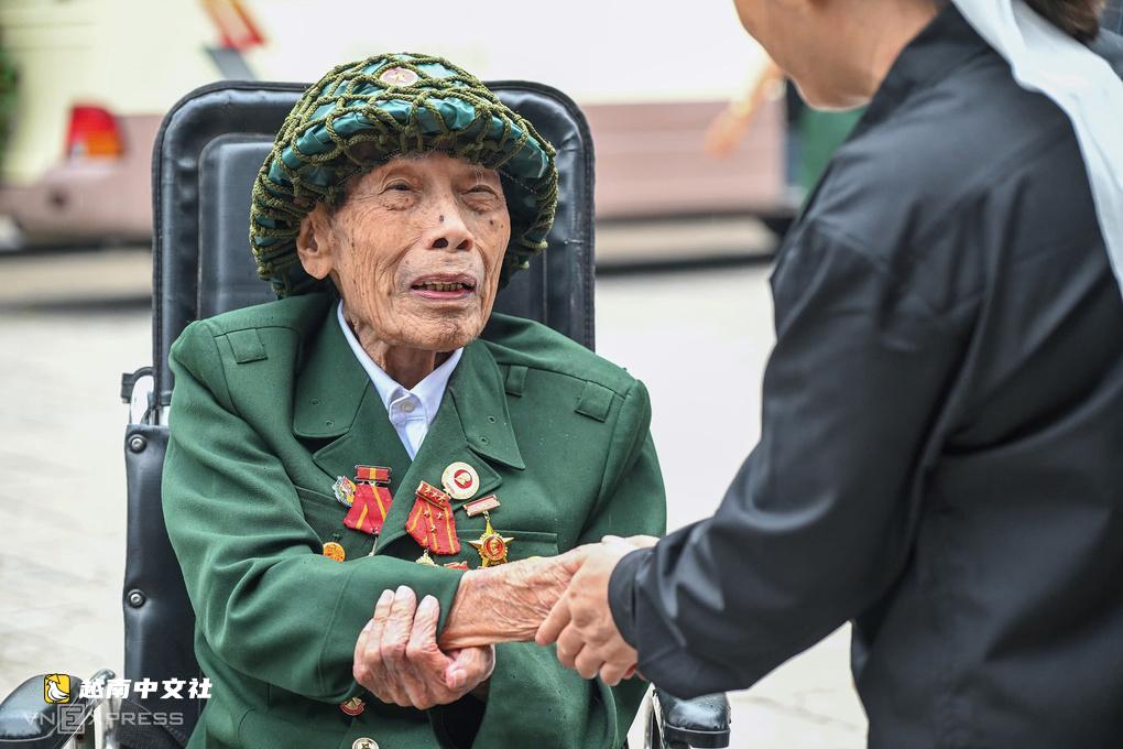越南英雄拉文求的親友和戰友為其送別
