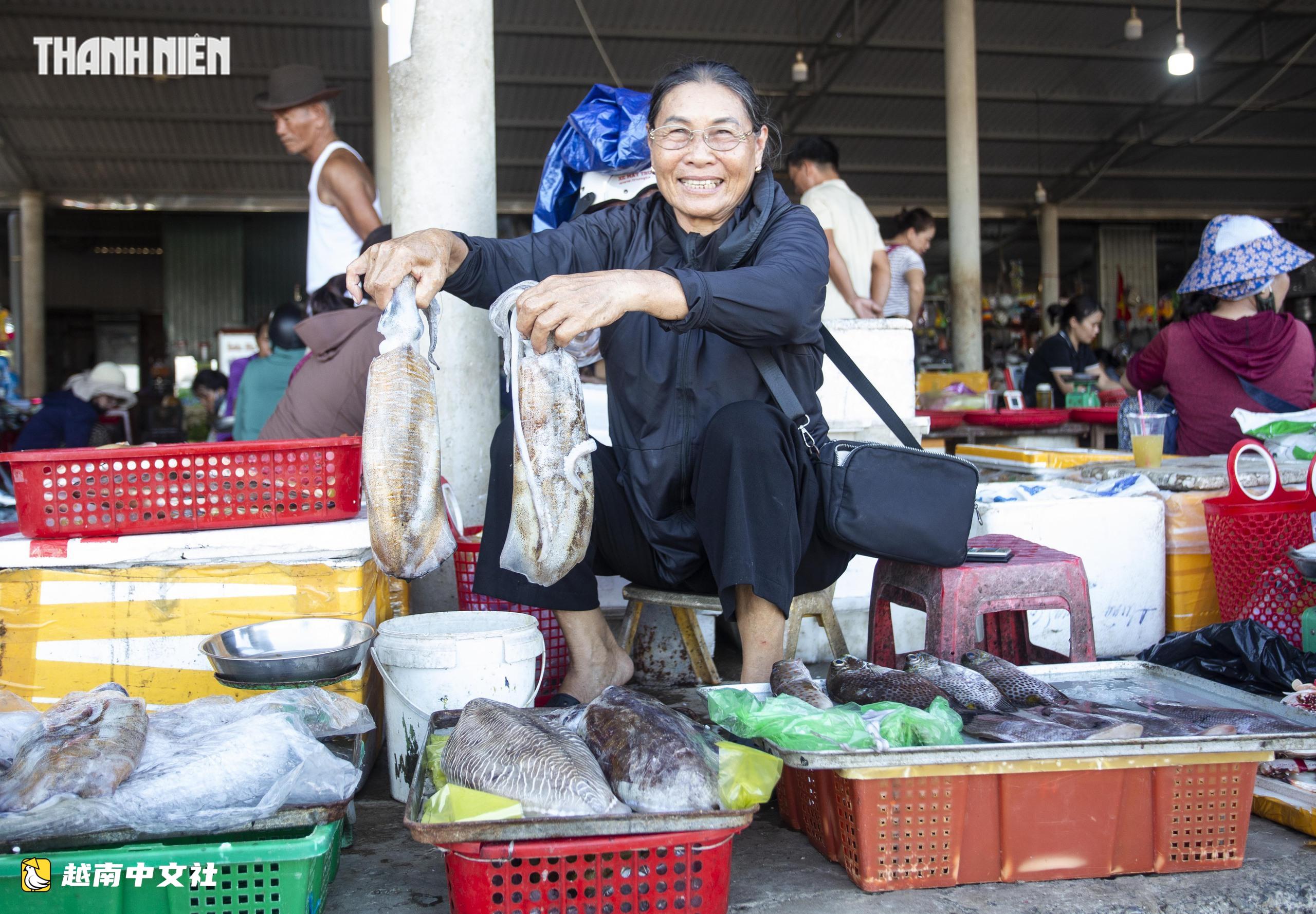 越南Cửa Tùng魚市吸引眾多遊客前來購買新鮮海鮮