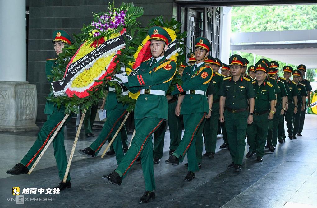 越南英雄拉文求的親友和戰友為其送別