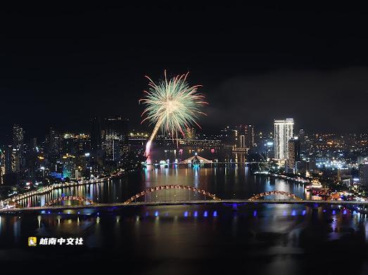 澳大利亞和葡萄牙煙花照亮越南峴港的夜空