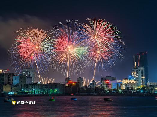 澳大利亞和葡萄牙煙花照亮越南峴港的夜空