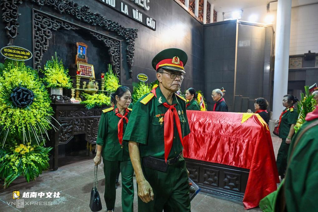 越南英雄拉文求的親友和戰友為其送別