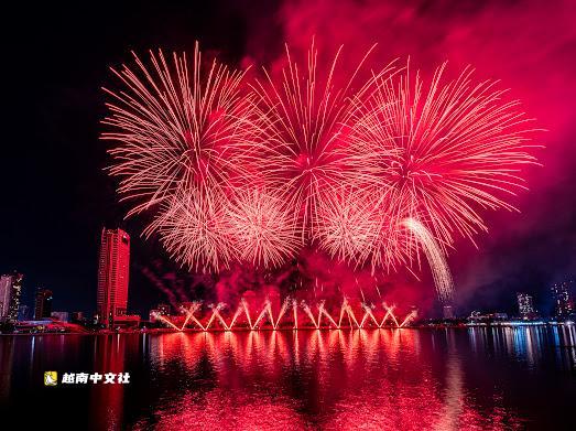 澳大利亞和葡萄牙煙花照亮越南峴港的夜空