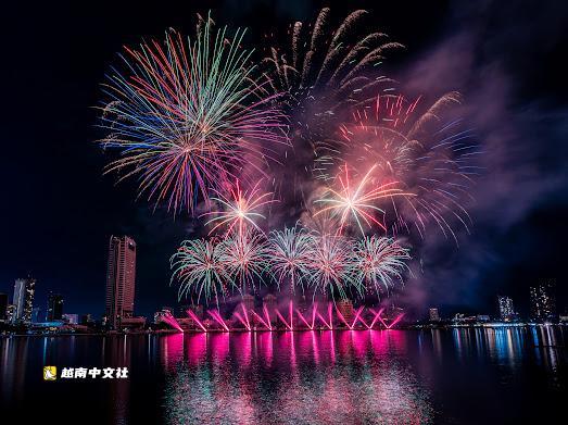 澳大利亞和葡萄牙煙花照亮越南峴港的夜空