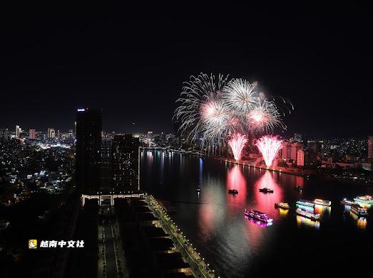 澳大利亞和葡萄牙煙花照亮越南峴港的夜空