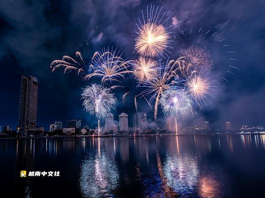 澳大利亞和葡萄牙煙花照亮越南峴港的夜空