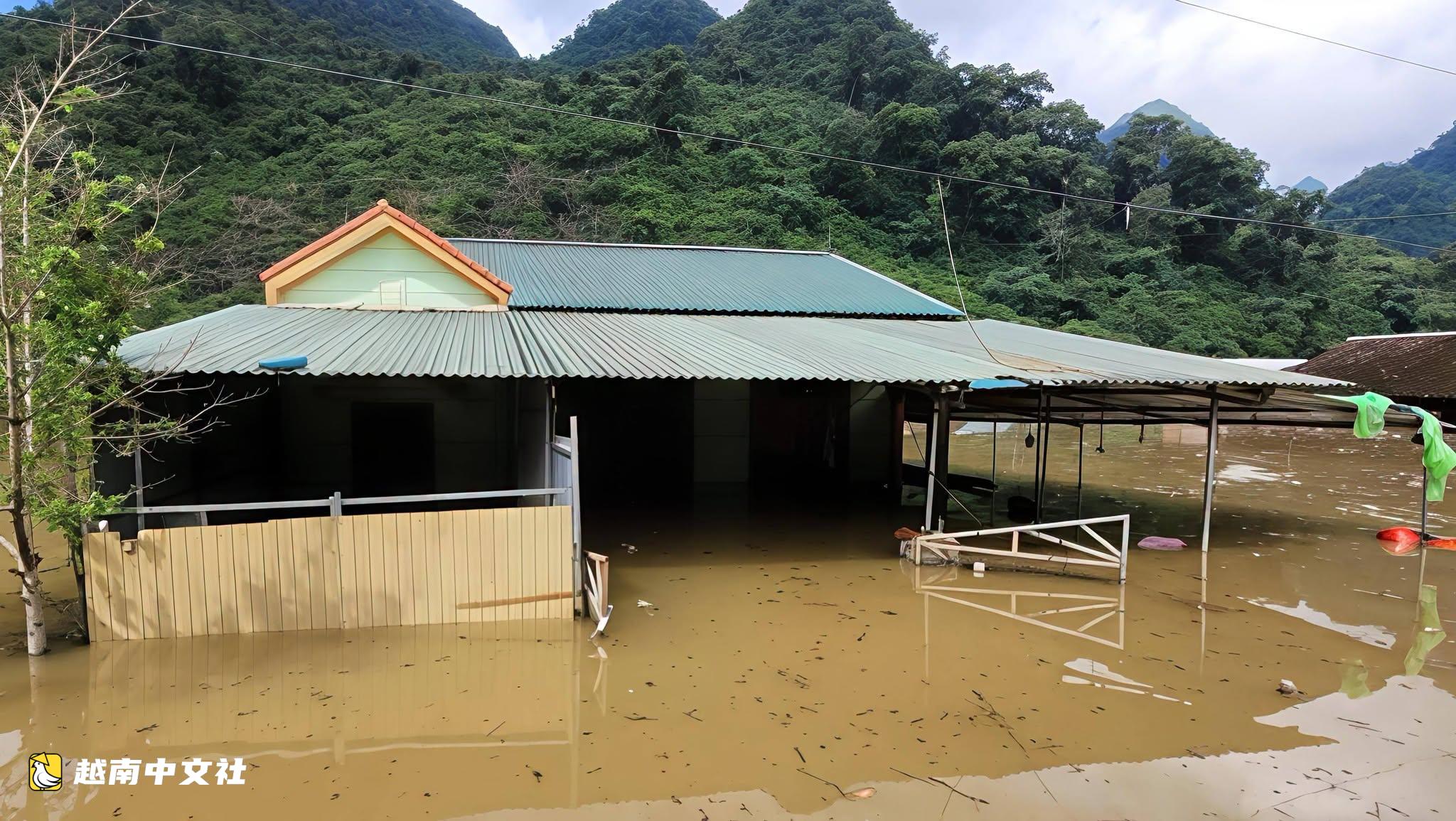 越南高平省暴雨後村莊被淹照片