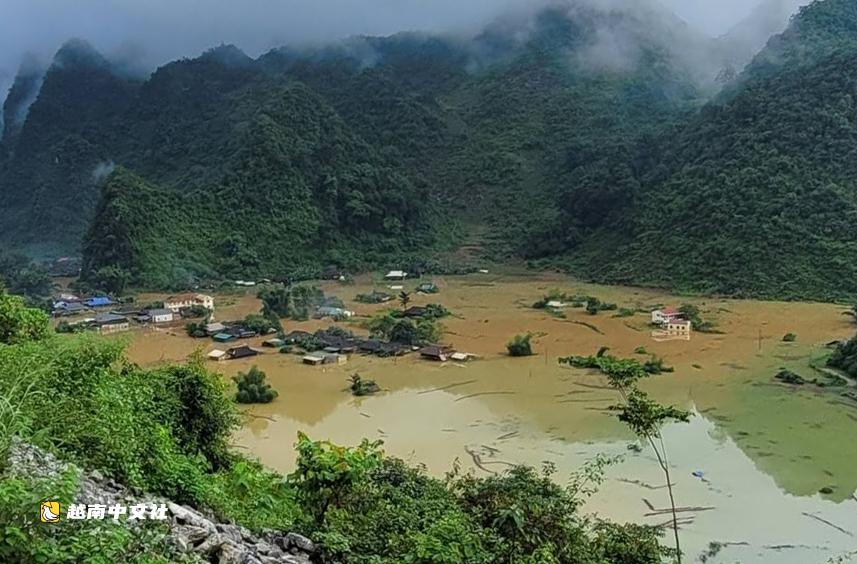 越南高平省暴雨後村莊被淹照片