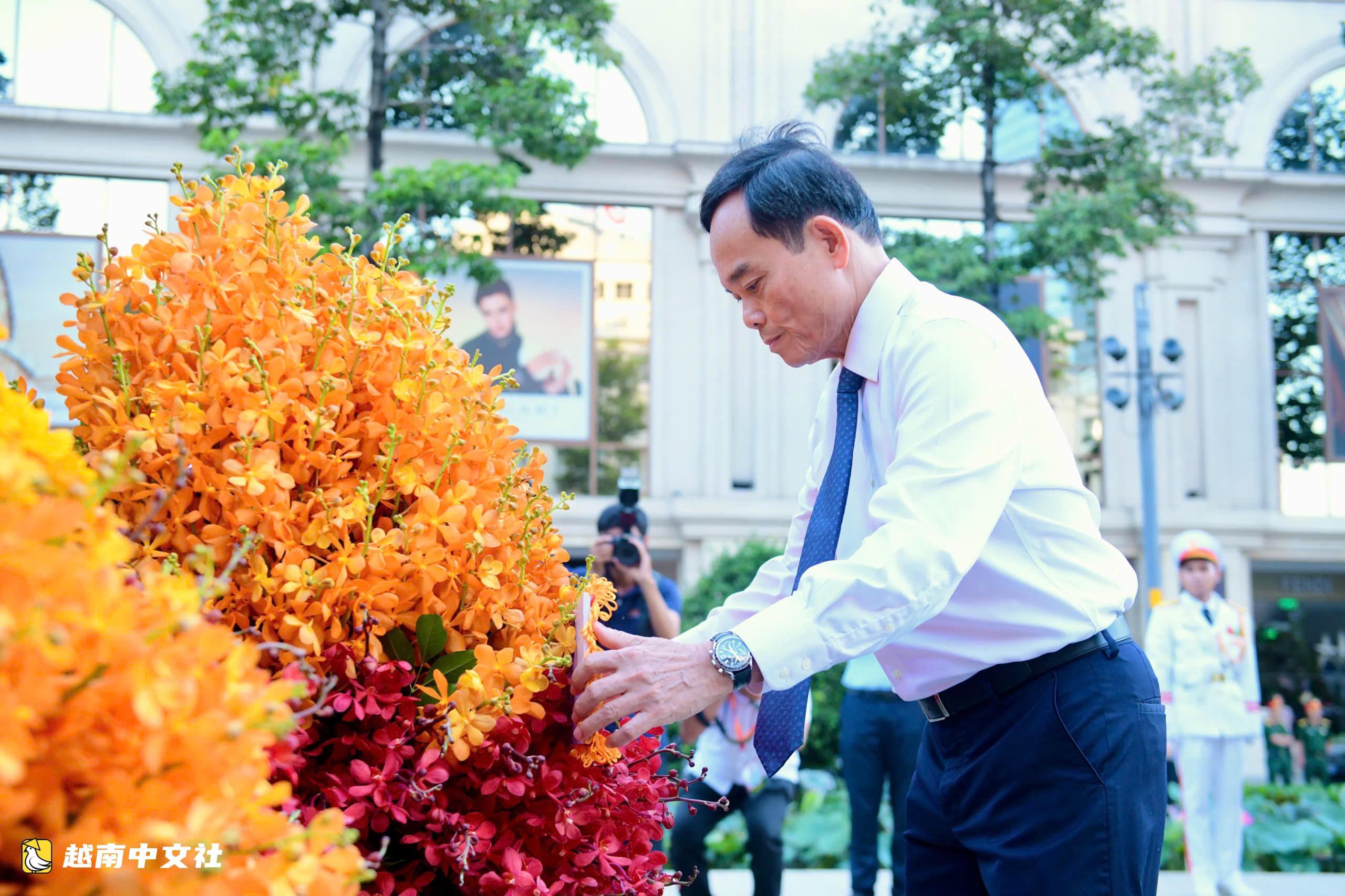 越南胡志明市領導在50週年命名紀念日向胡志明主席敬獻鮮花