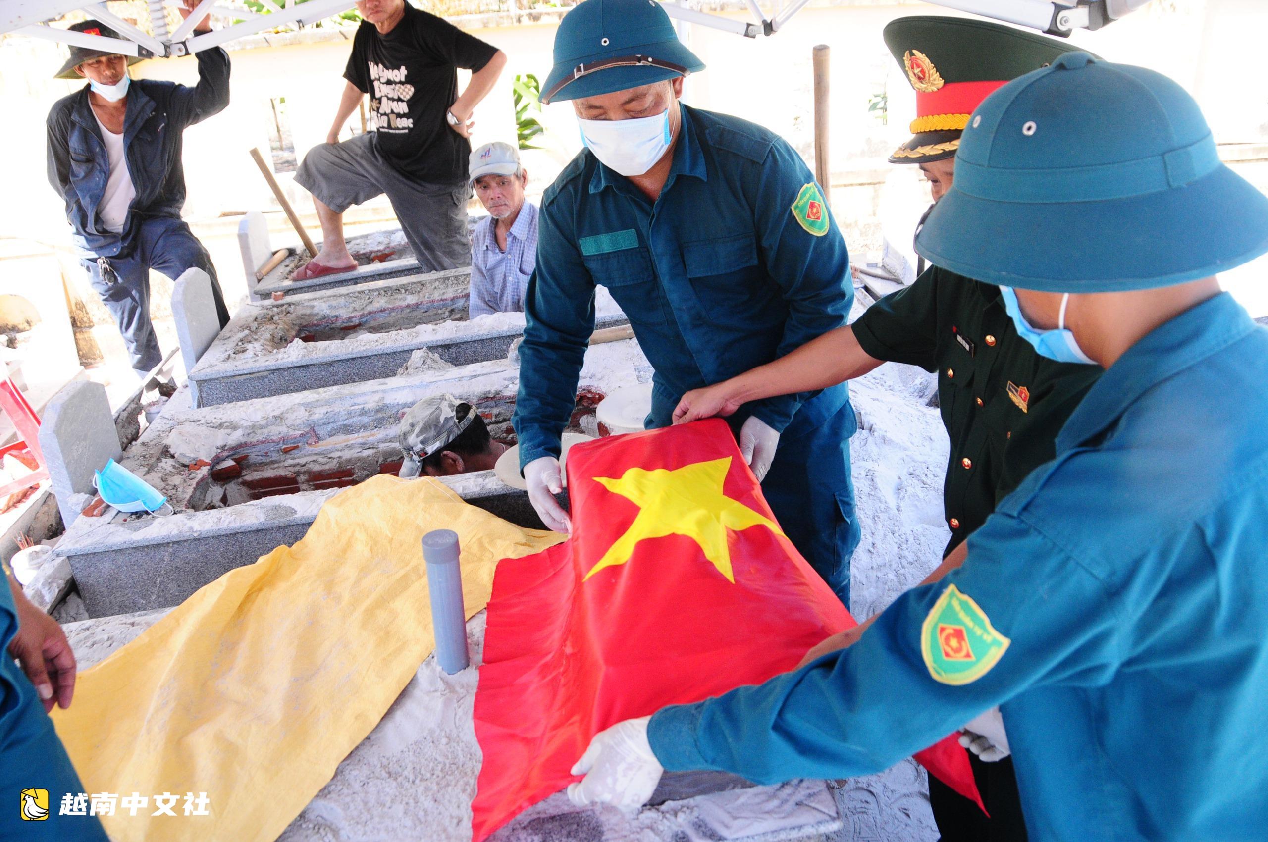 越南士兵在烈日下采集DNA樣本以確定烈士身份