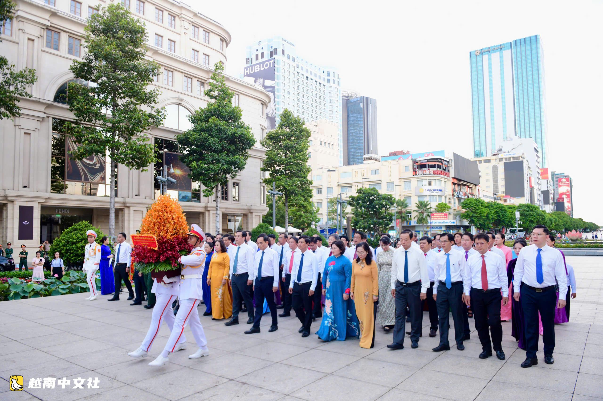 越南胡志明市領導在50週年命名紀念日向胡志明主席敬獻鮮花