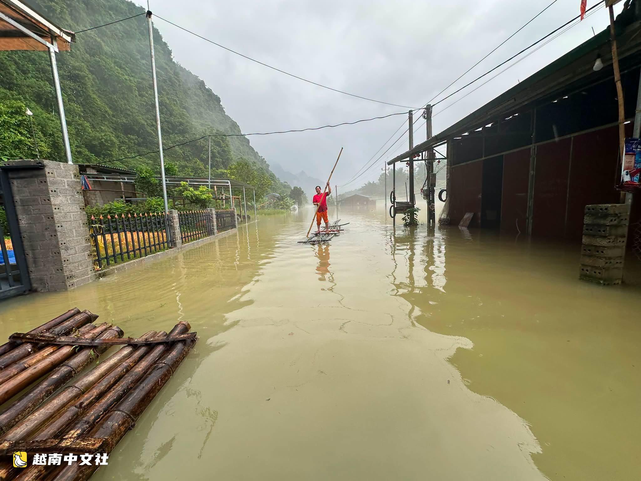 越南高平省暴雨後村莊被淹照片