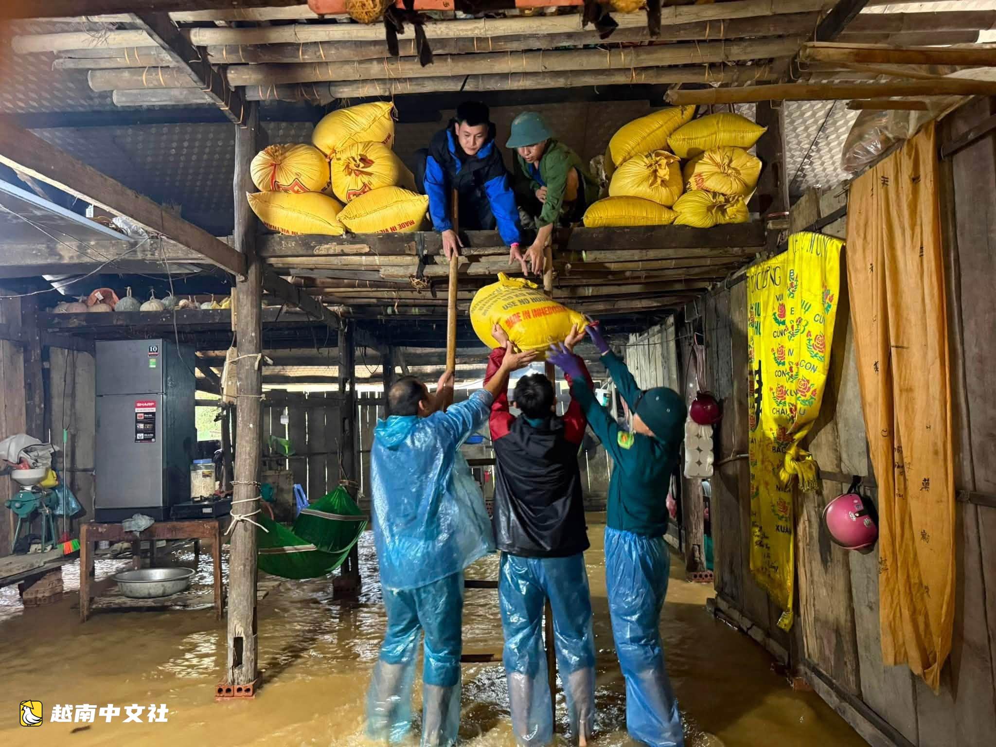 越南高平省暴雨後村莊被淹照片