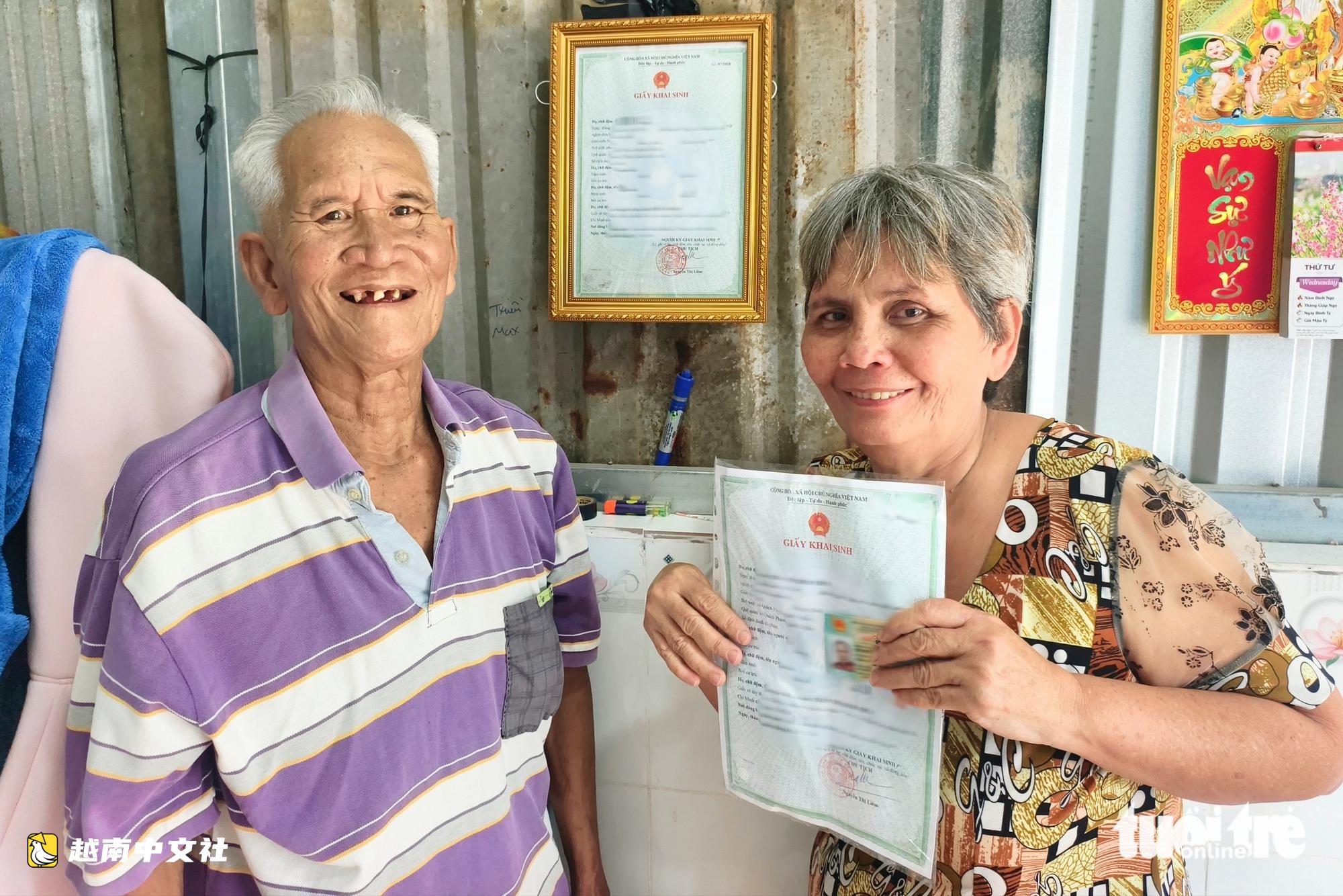 越南一位80歲老人在新造坊喜獲出生證,結束漂泊無證一生