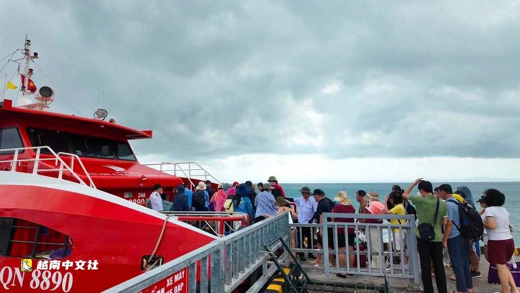 越南將數千人從島嶼轉移到陸地躲避颱風梅莎