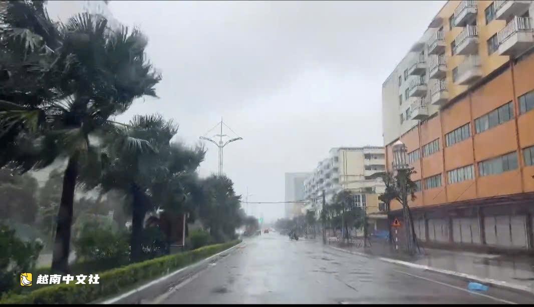 越南廣寧省芒街市風力漸強,多棵樹木倒伏,屋頂鐵皮被吹飛