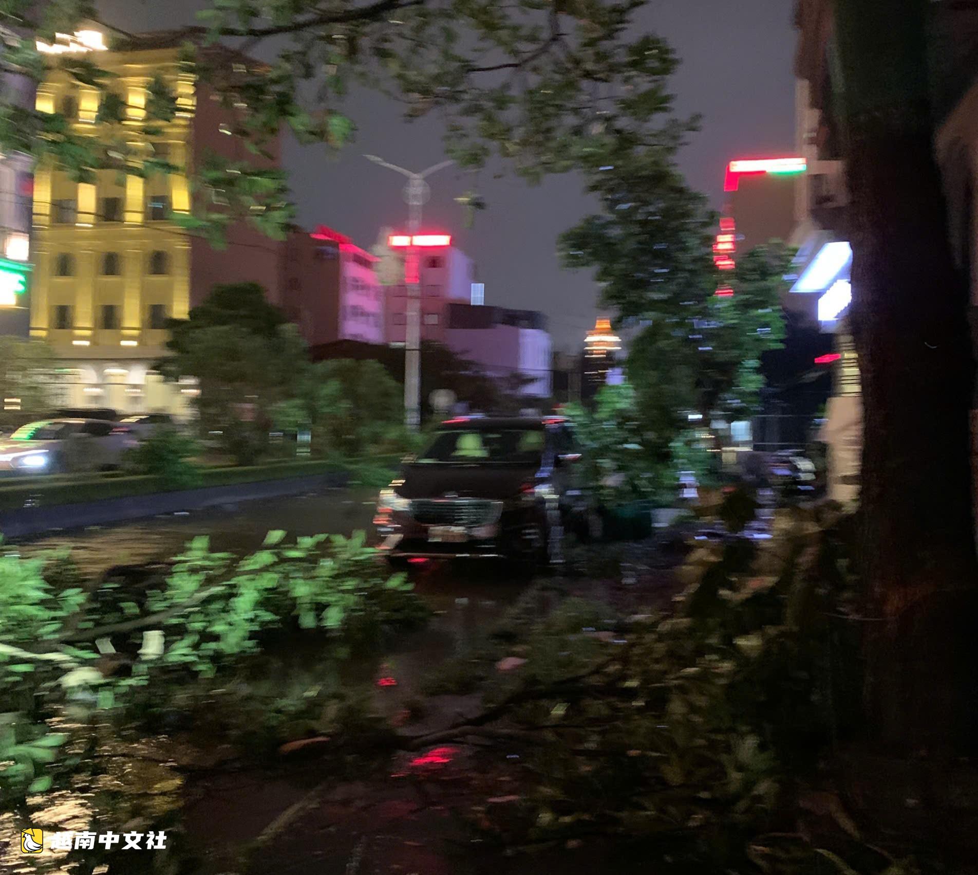 越南1號颱風登陸芒街,狂風暴雨,白茫茫一片