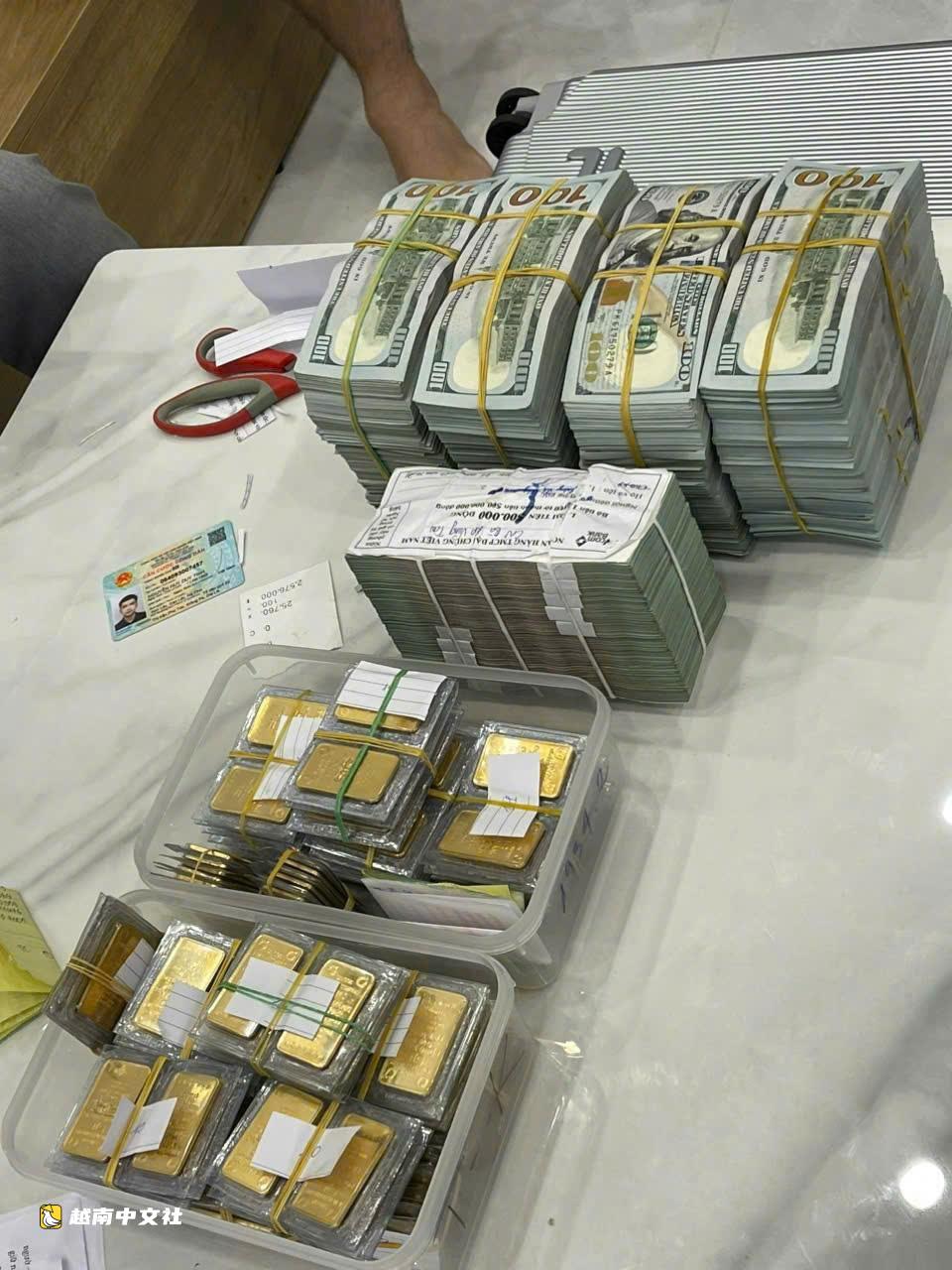 越南Mr Pips被捕後,其父母取出數百億越南盾購買314兩黃金放入行李箱寄送