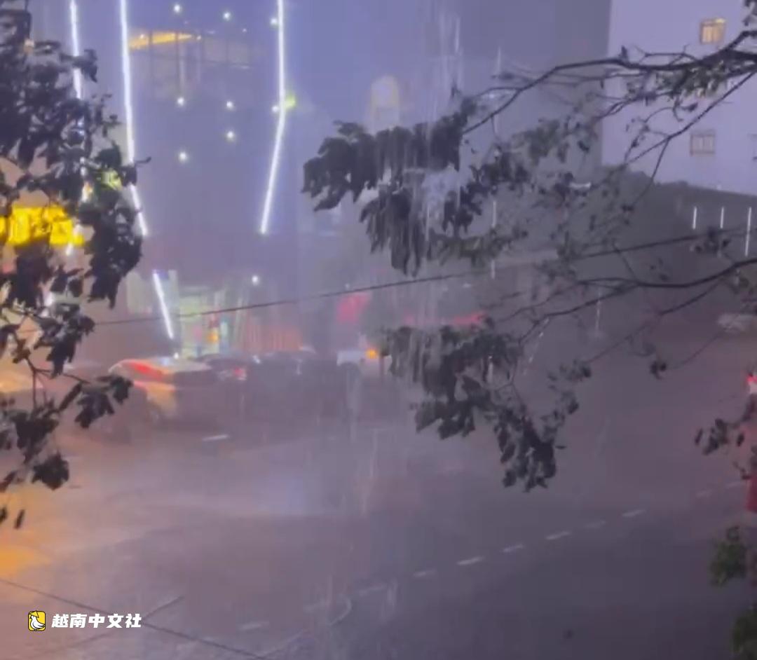越南1號颱風登陸芒街,狂風暴雨,白茫茫一片