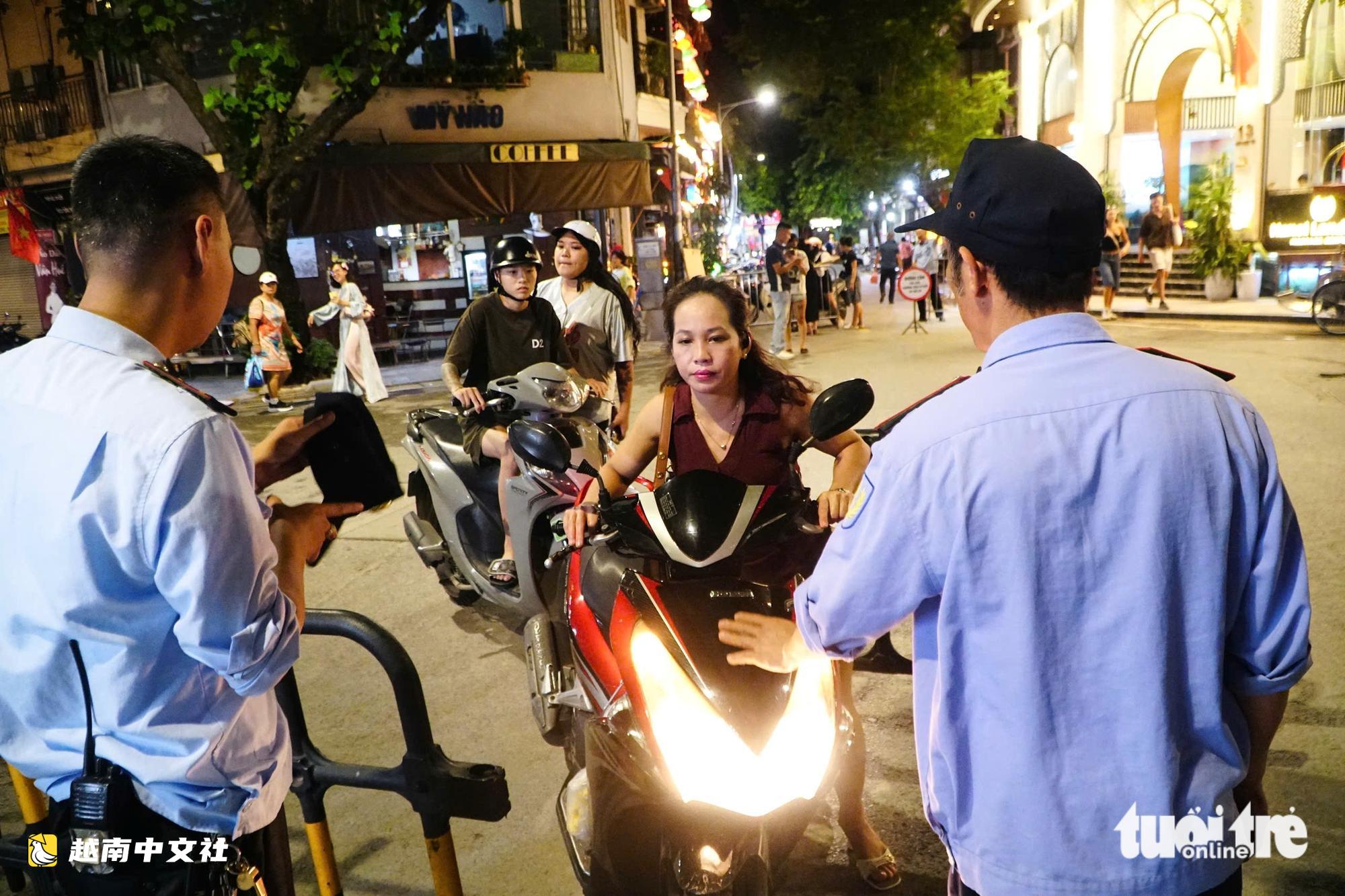 河內市中心“低排放區”週末夜晚:禁止汽油摩托車通行