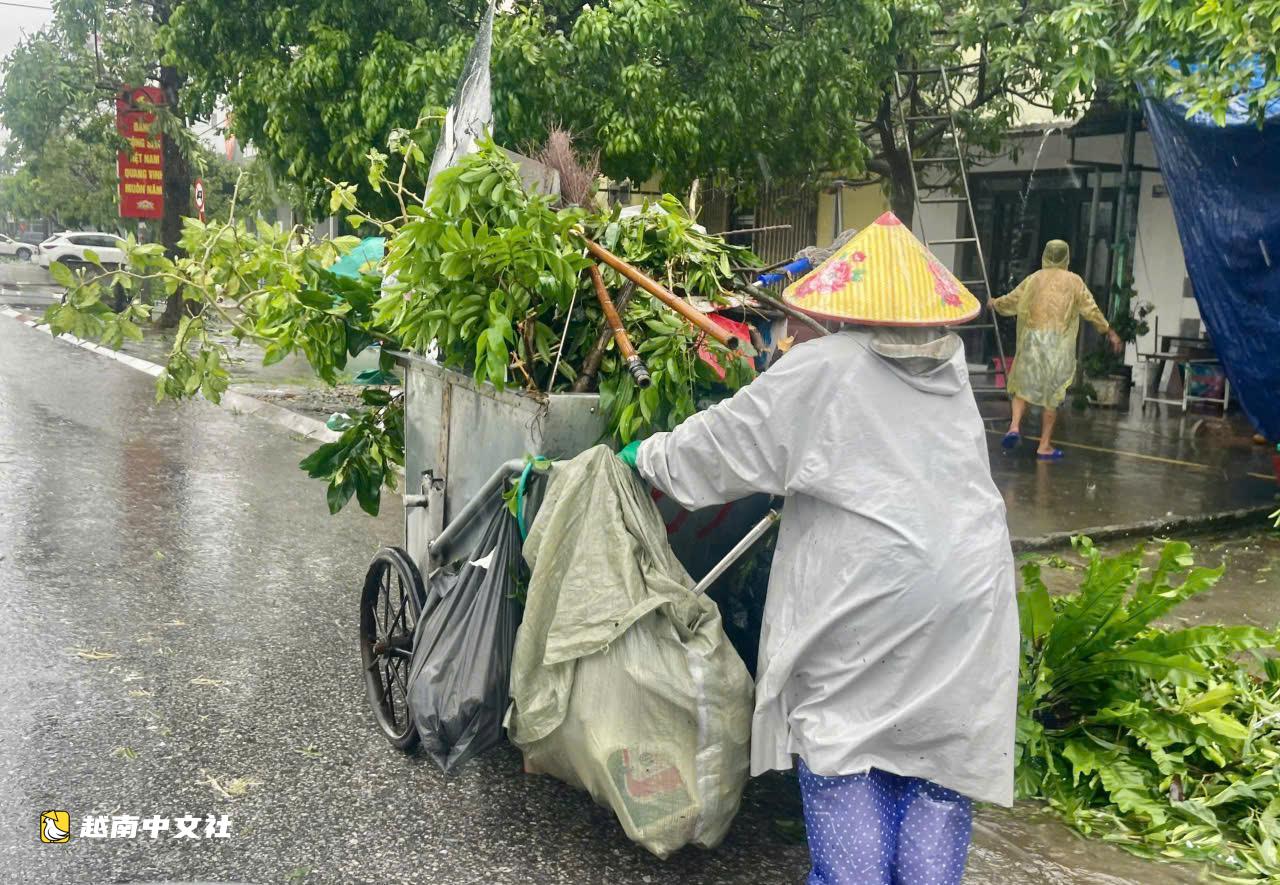 越南芒街市民:'從未見過哪場颱風像1號颱風這樣久久徘徊'