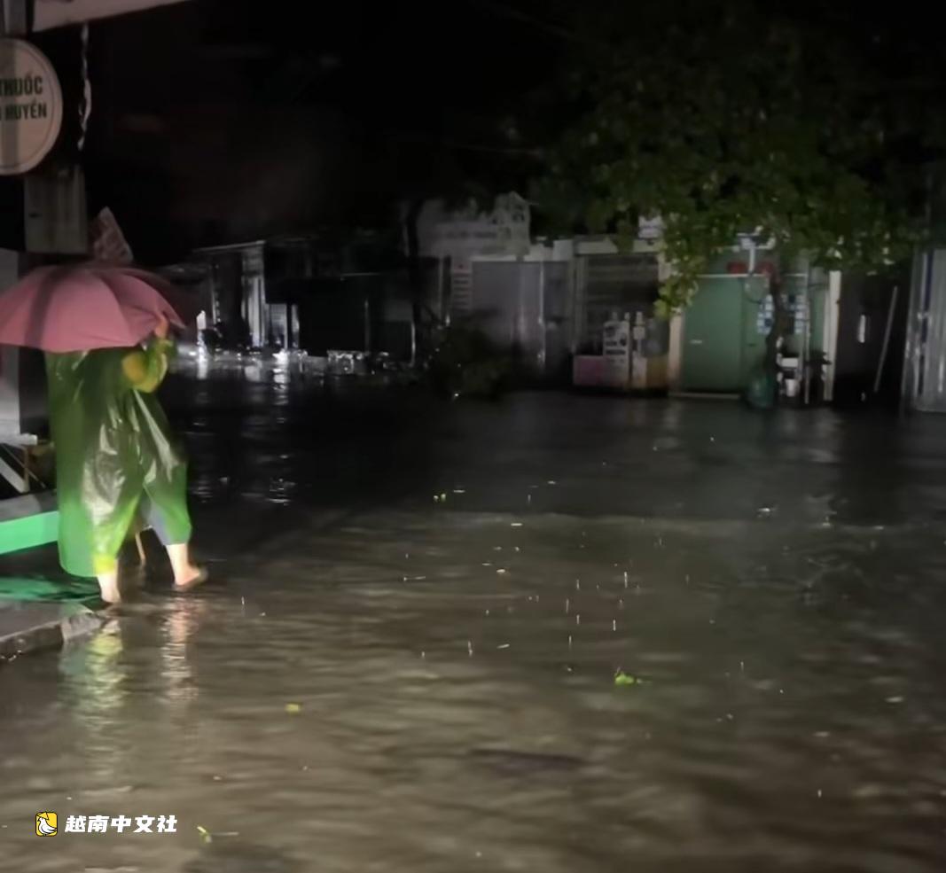 越南1號颱風登陸芒街,狂風暴雨,白茫茫一片