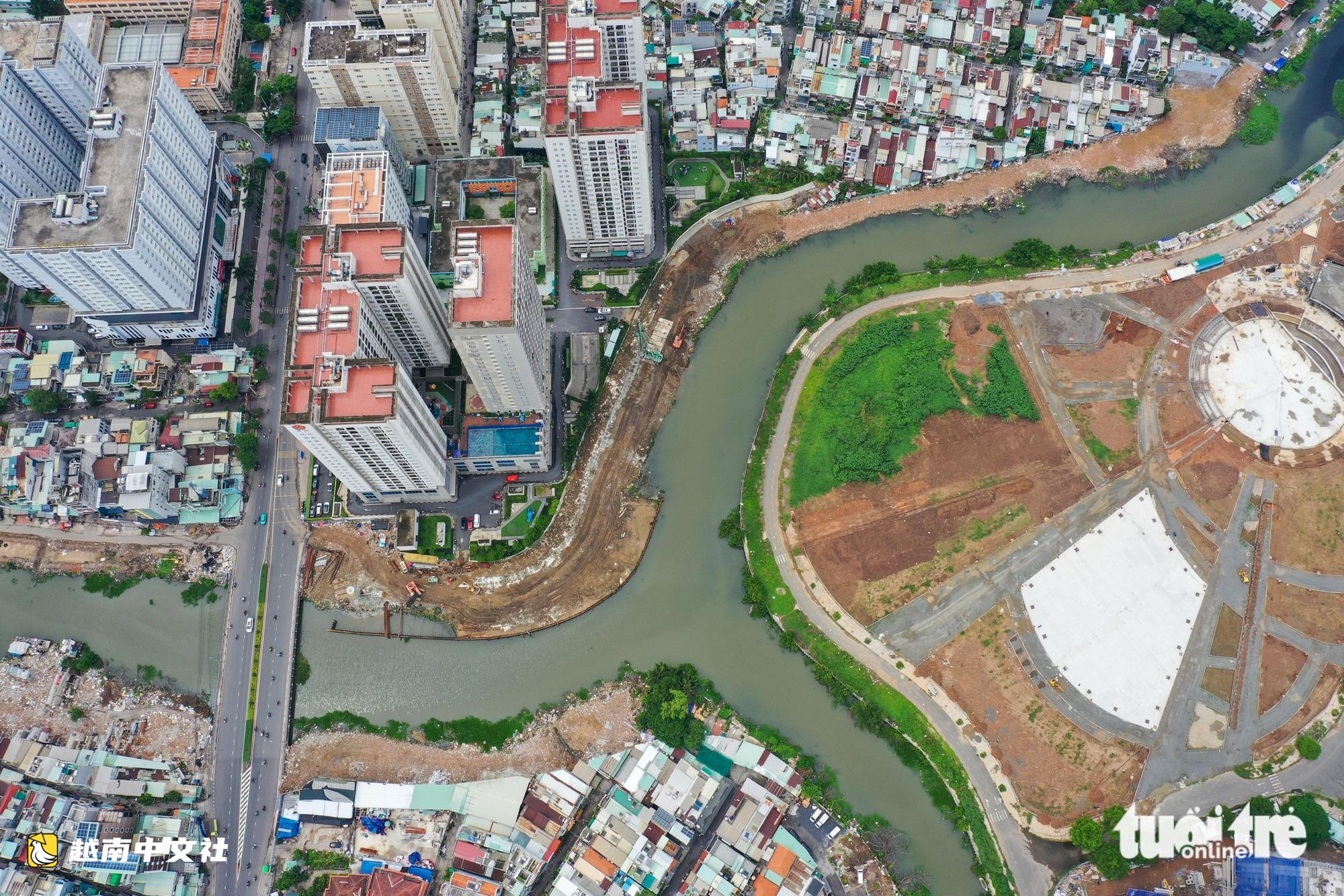 越南胡志明市穿越心渠（從饒祿-氏議運河至萬順河）航拍全景：場地已清空