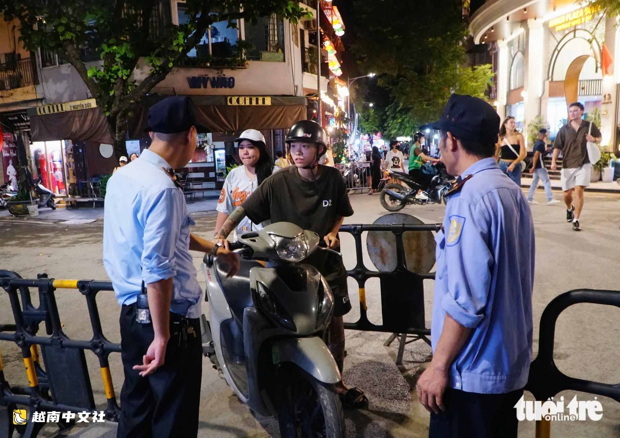 河內市中心“低排放區”週末夜晚:禁止汽油摩托車通行