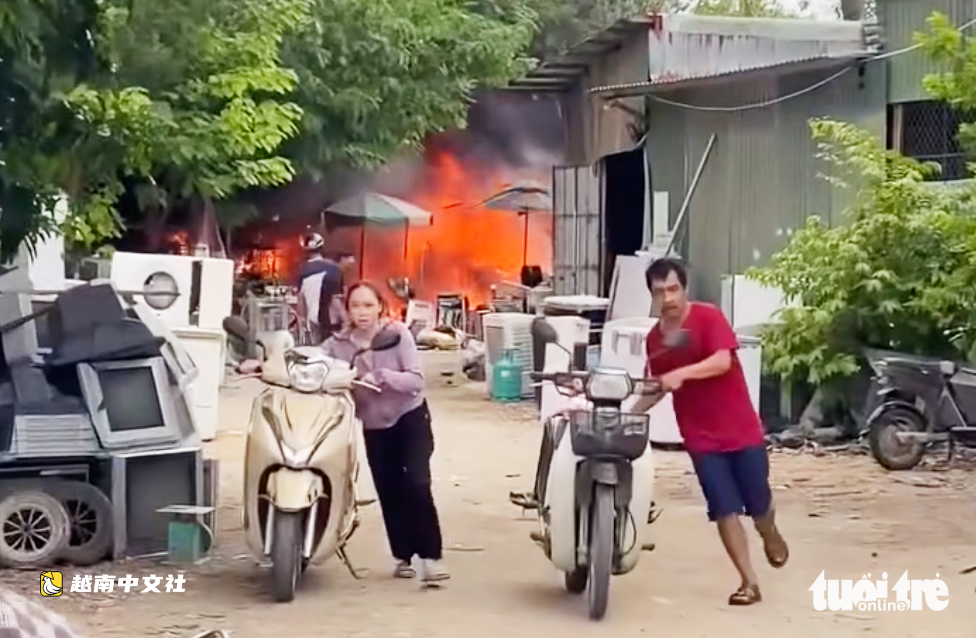 越南乂安:公寓旁廢品倉庫起火,數百居民逃離