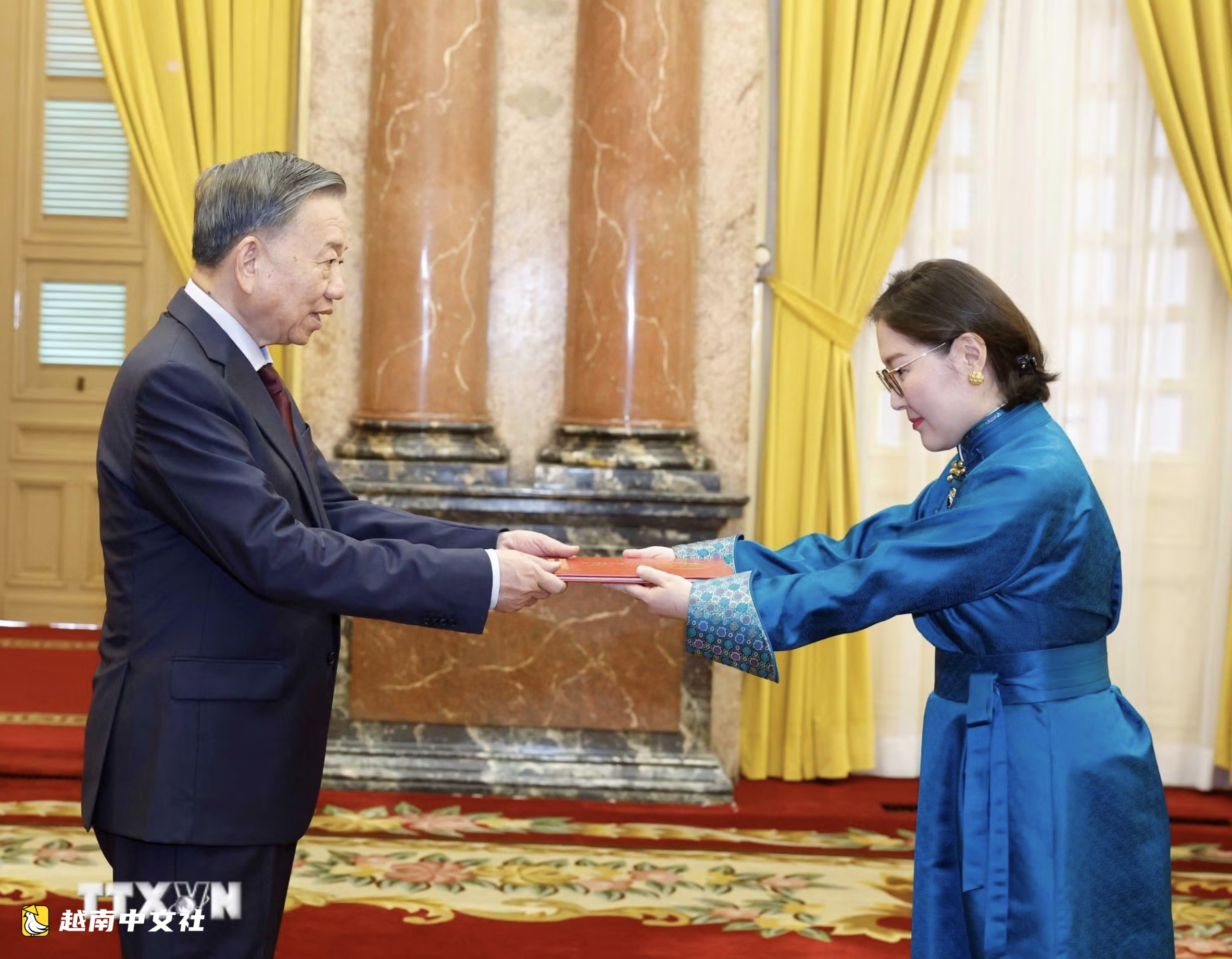 越南:美國、葡萄牙、伊朗、蒙古和緬甸大使向越共中央總書記、國家主席蘇林遞交國書