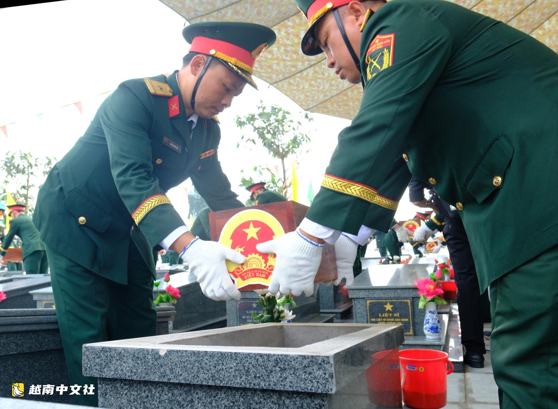 越南副總理范家肅主持儀式,悼念並安葬173具從柬埔寨運回西寧的烈士遺骸