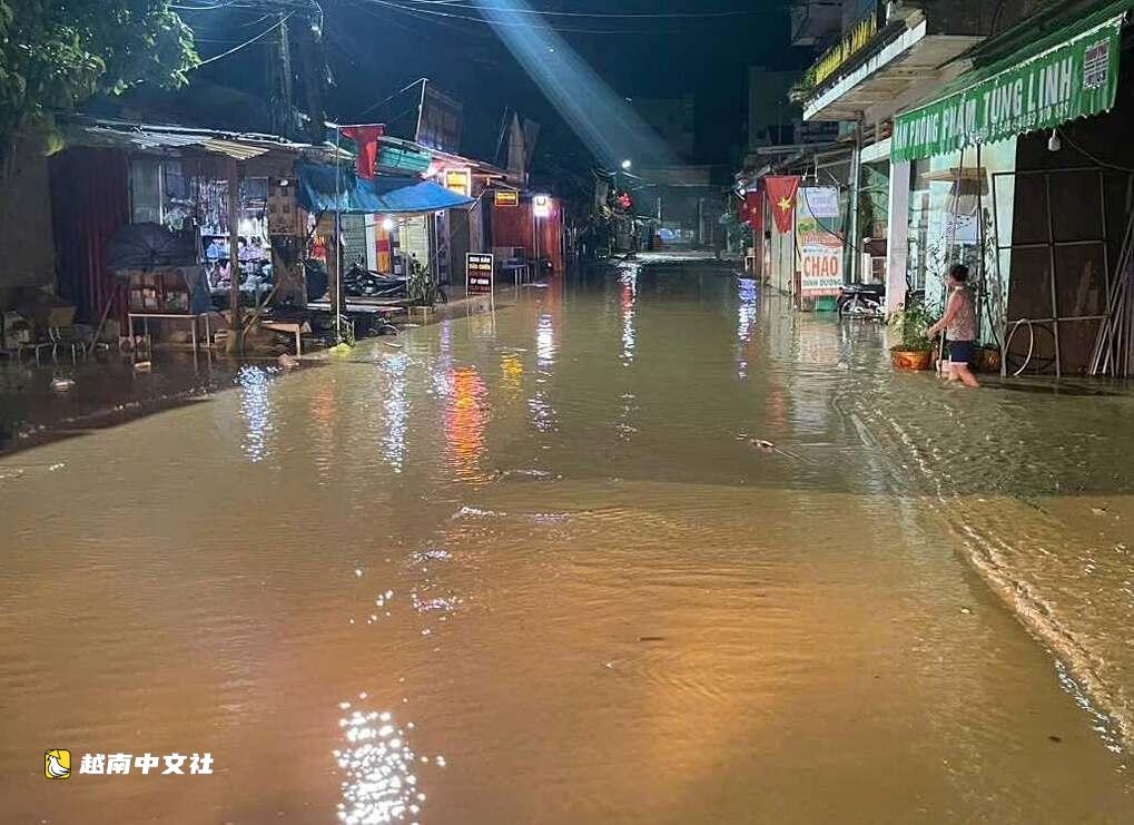 越南北方在臺風梅沙克後繼續出現雷雨天氣