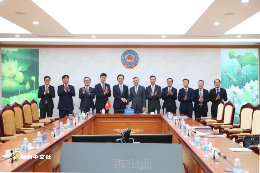 越南財政部長會見三星代表團討論經濟角色