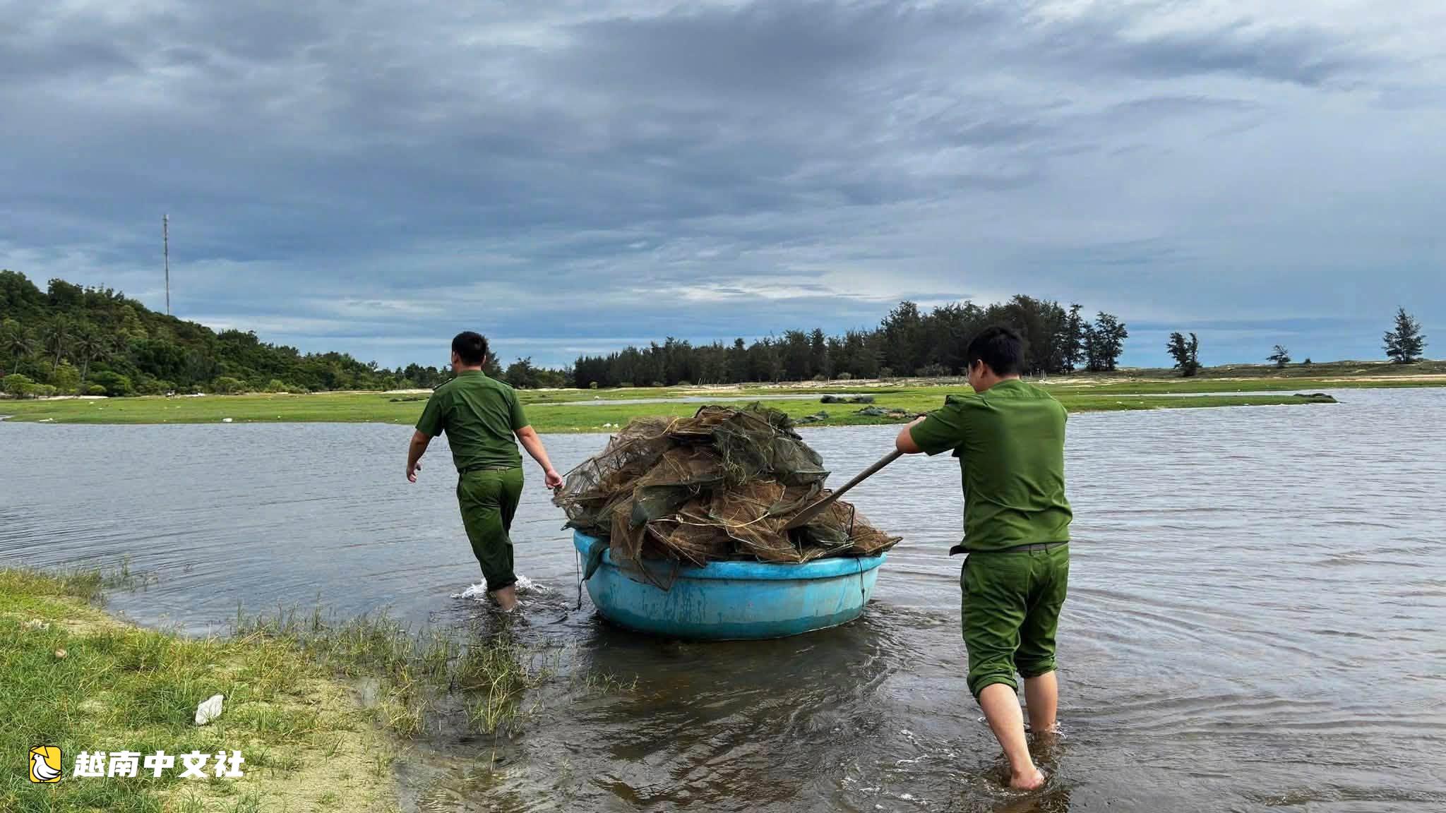 越南廣義省安溪潟湖查獲大量滅絕性捕魚籠具