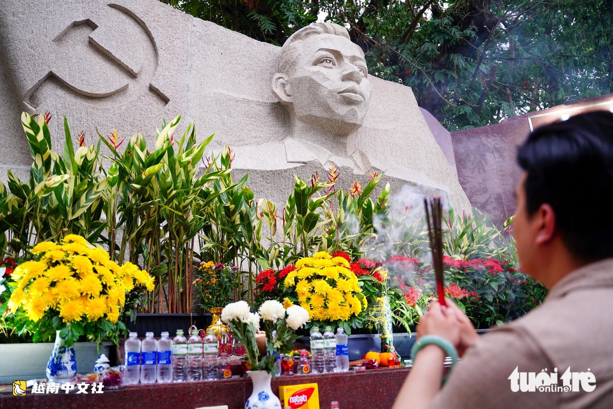 越南胡志明市民眾在黎氏蓮公園上香祭奠烈士英雄