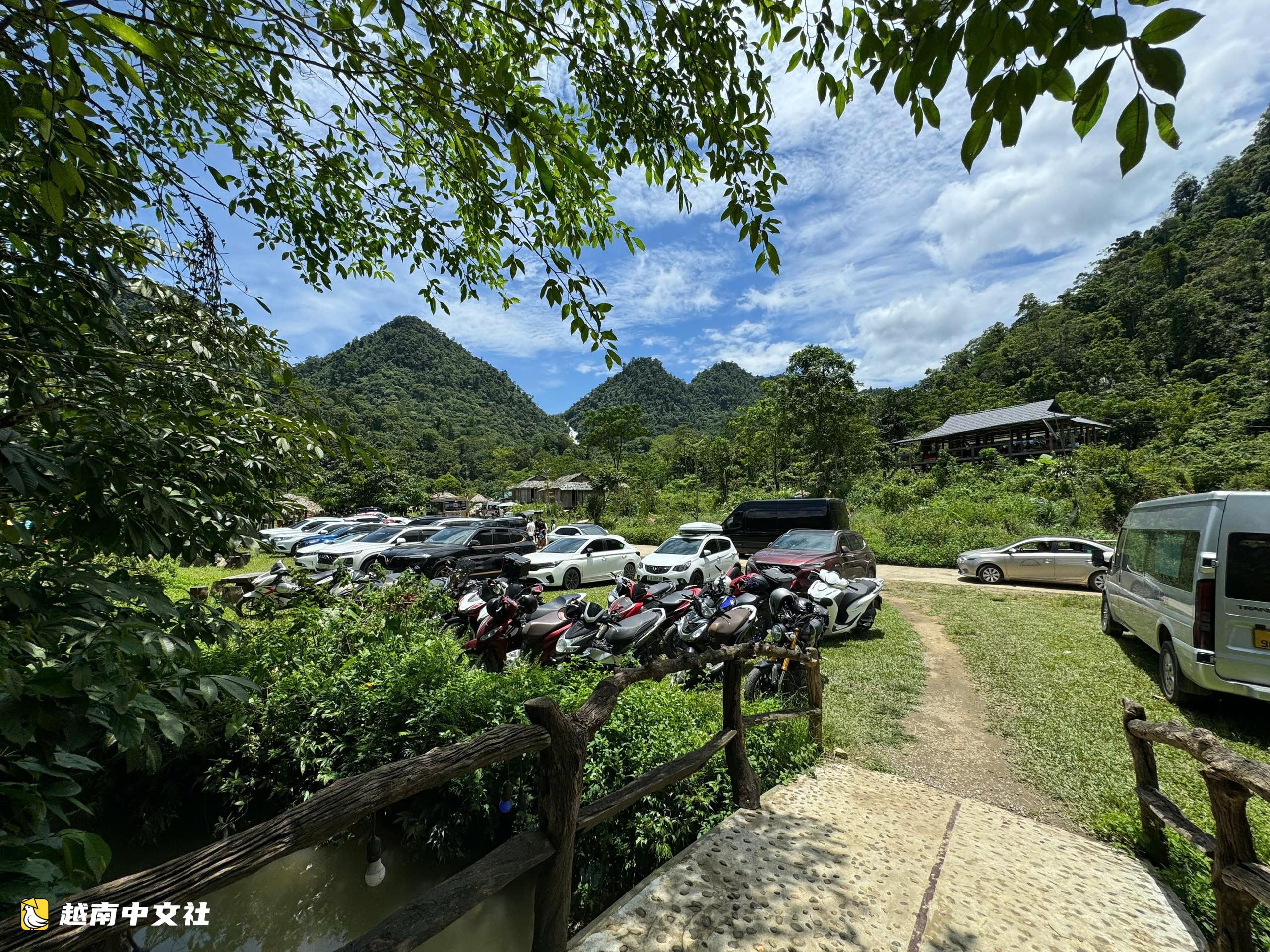 越南鄉黨委書記穿涼鞋、西褲、襯衫推廣旅遊,視頻吸引百萬瀏覽量