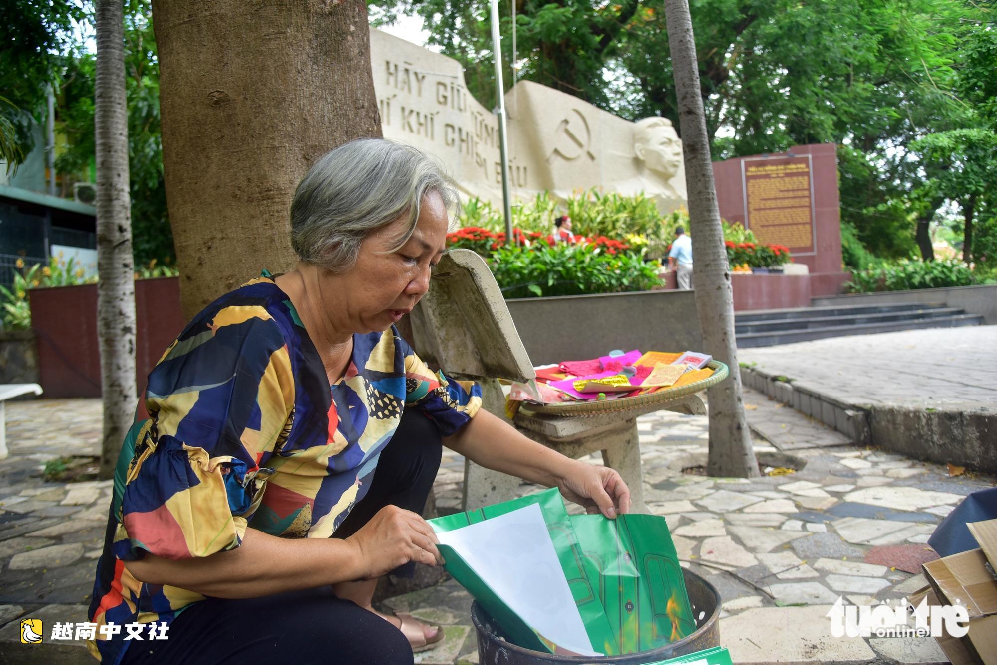 越南胡志明市民眾在黎氏蓮公園上香祭奠烈士英雄