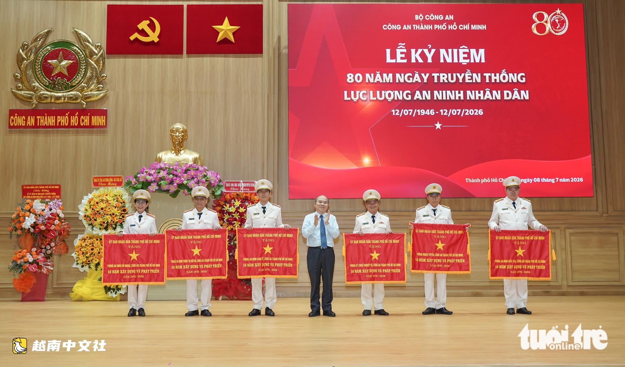 越南胡志明市公安在80週年傳統日致敬人民安全力量