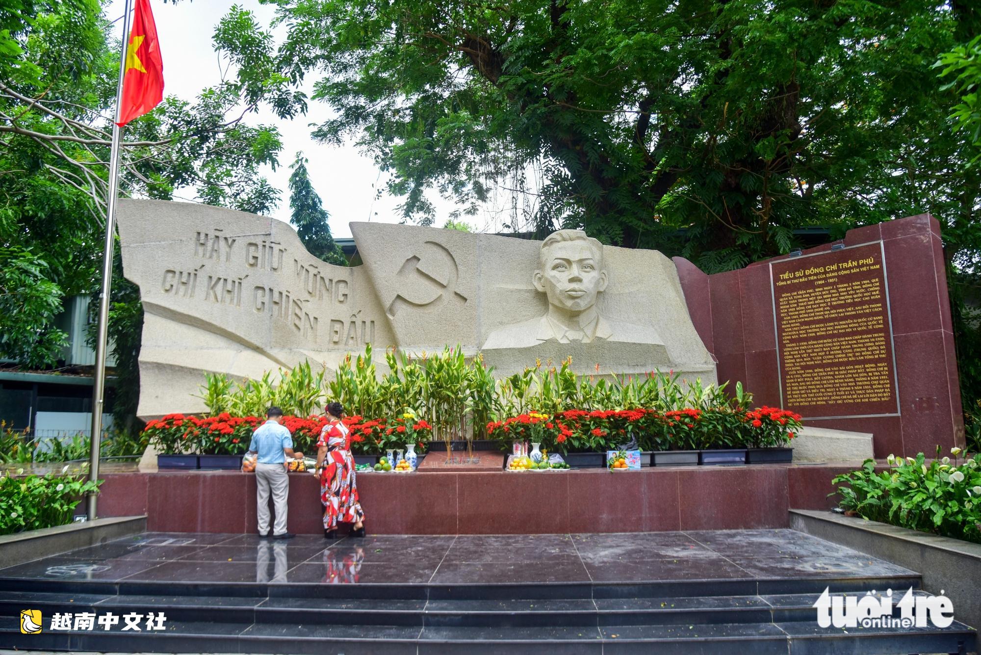 越南胡志明市民眾在黎氏蓮公園上香祭奠烈士英雄