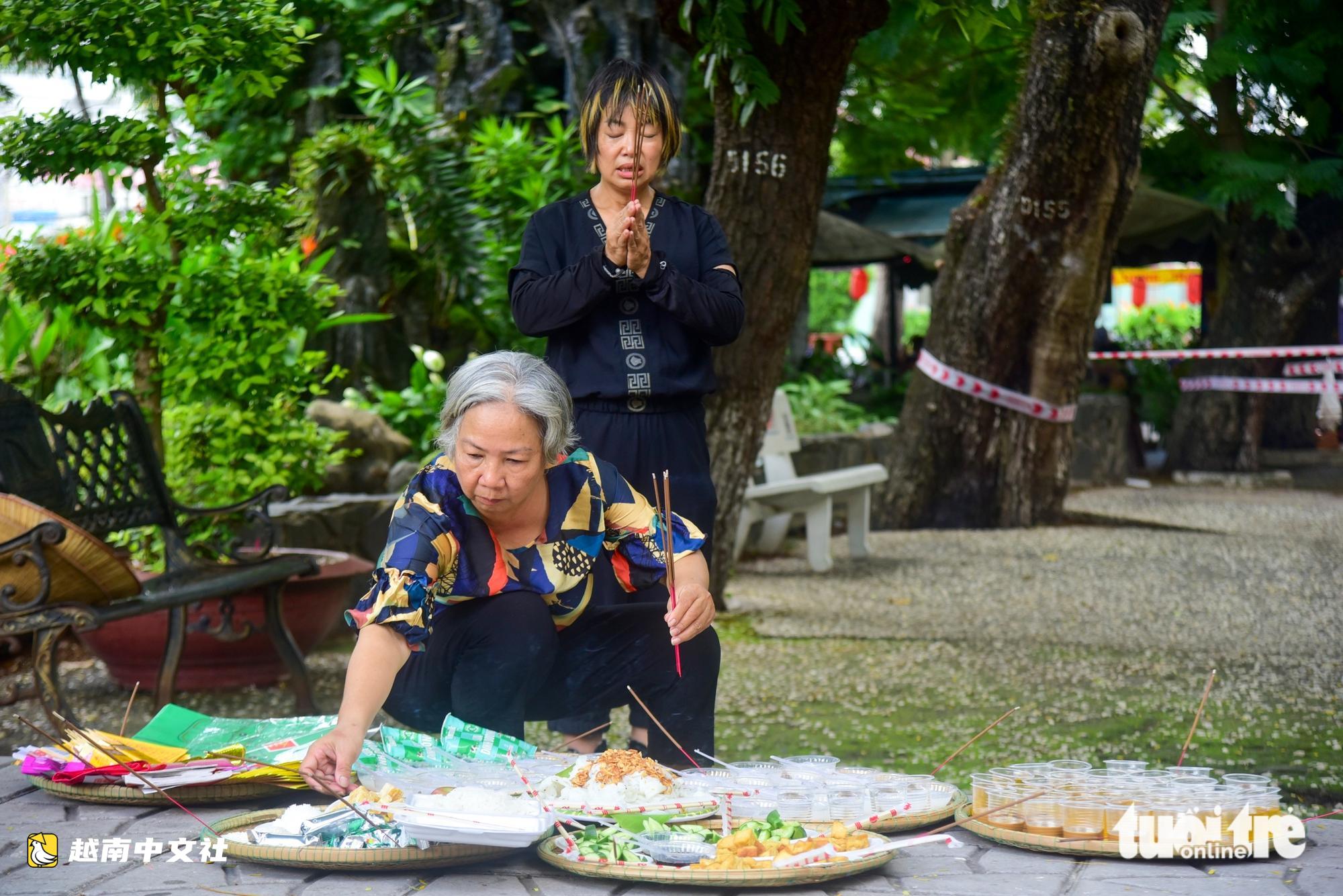 越南胡志明市民眾在黎氏蓮公園上香祭奠烈士英雄