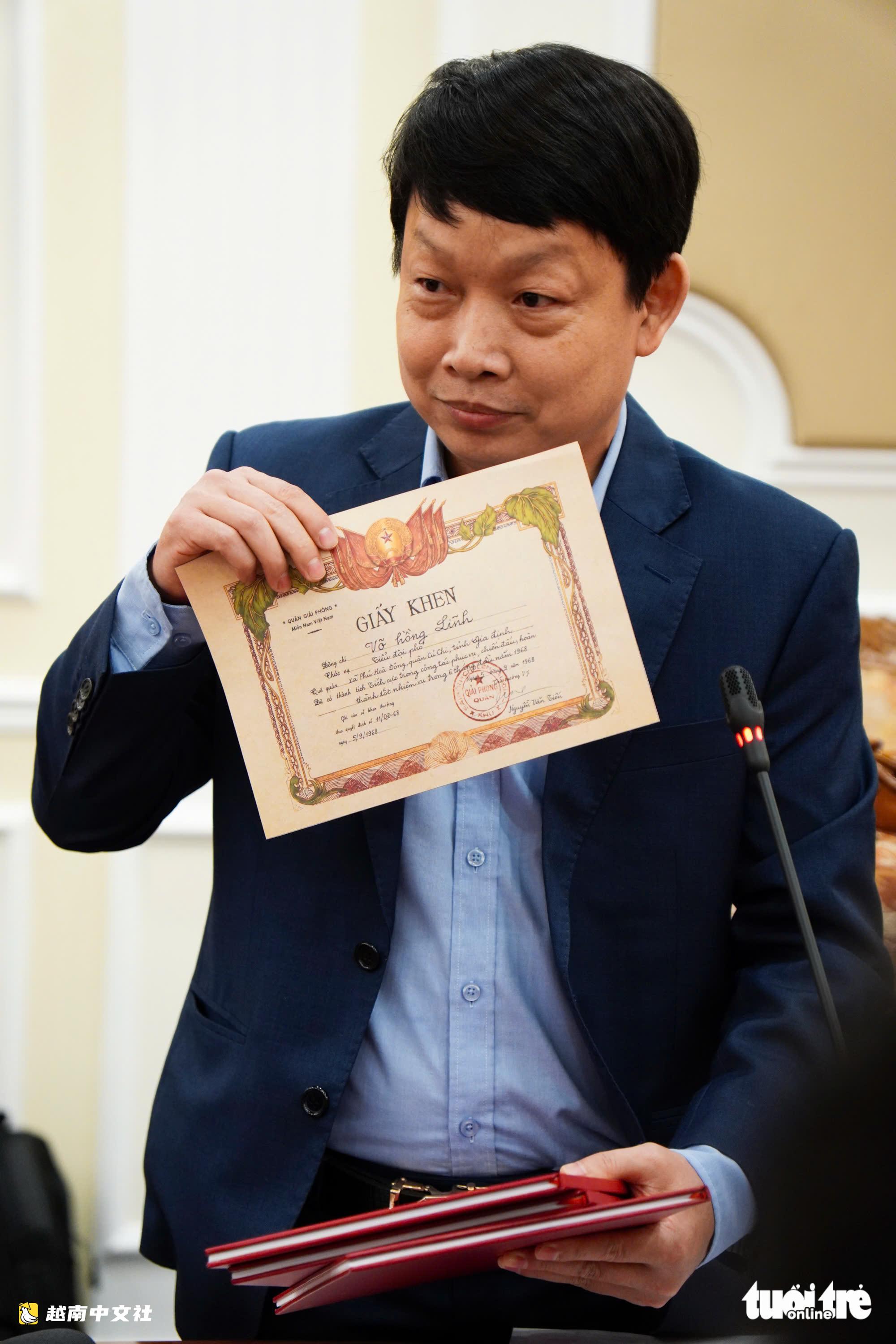 越南胡志明市接收美國研究小組移交的烈士遺物和埋葬地圖
