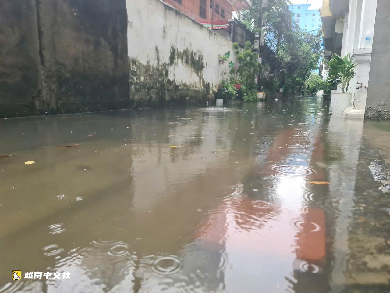 越南海防市暴雨致多街道成河