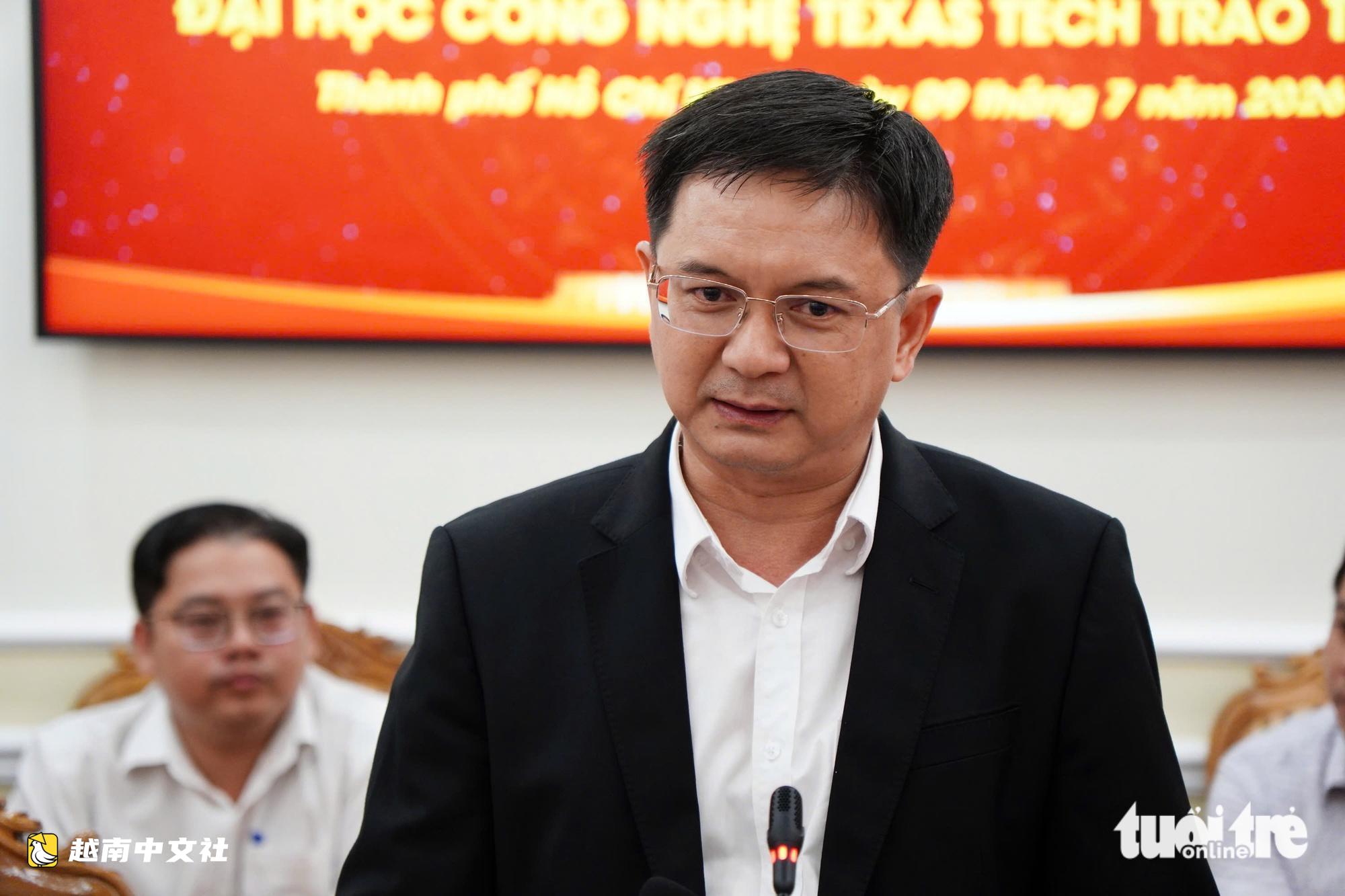 越南胡志明市接收美國研究小組移交的烈士遺物和埋葬地圖