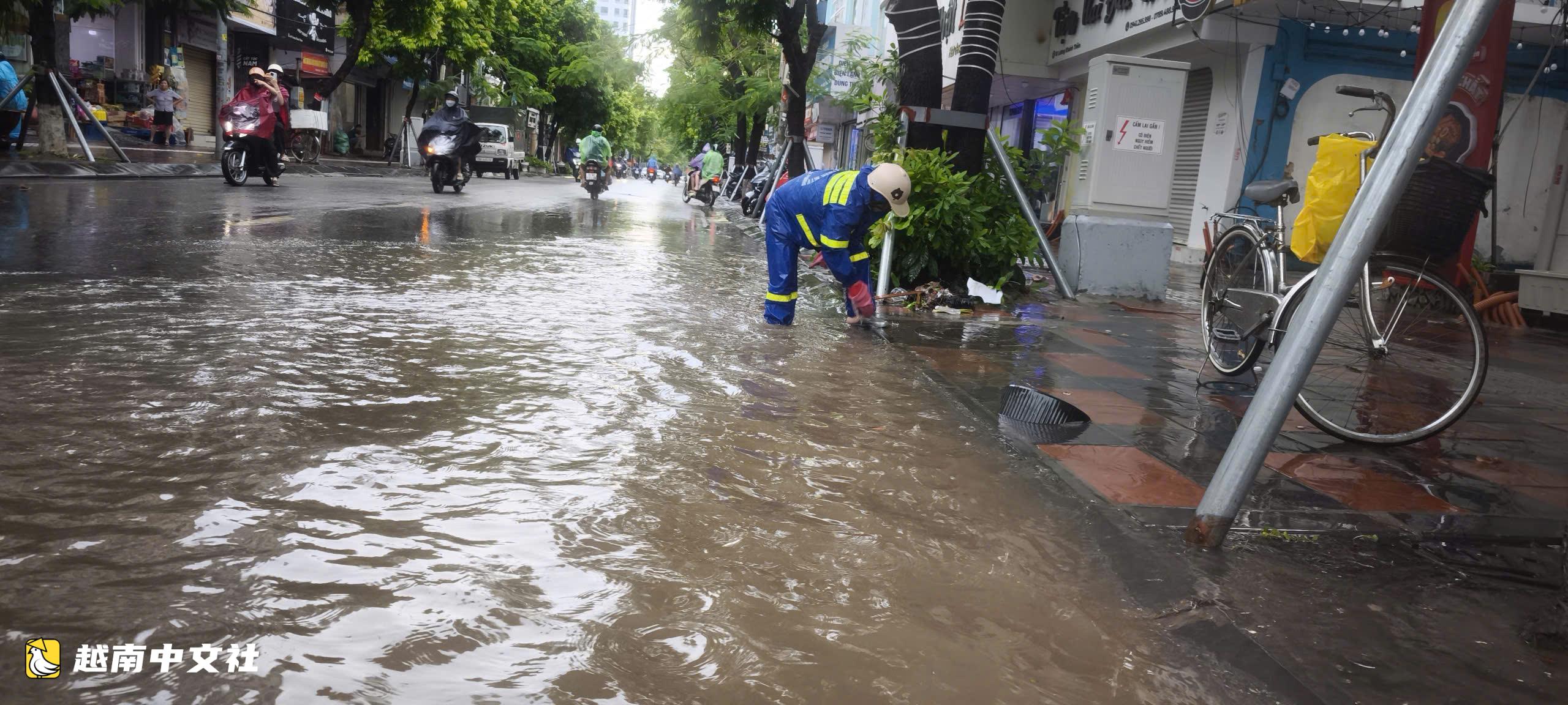 越南海防市暴雨致多街道成河